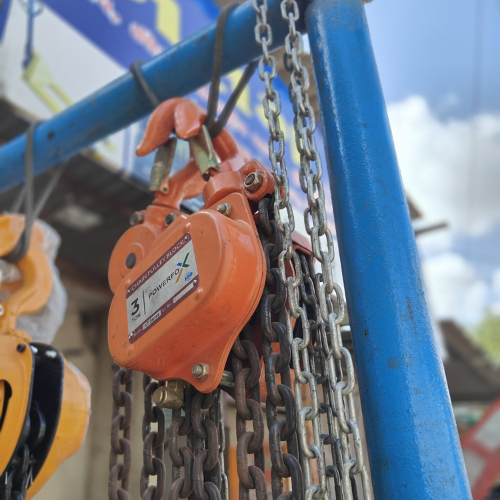 Heavy duty manual chain hoist lifting a steel beam on a Mumbai construction site